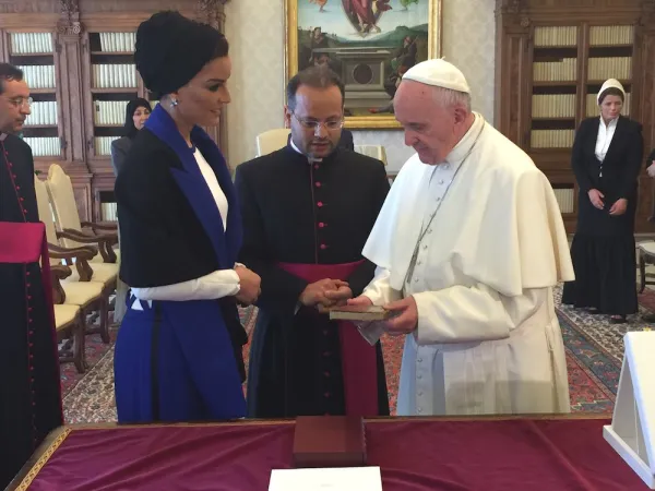 Papa Francesco e la sceicca del Qatar |  | twitter Agence I media, pubblico dominio