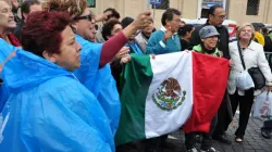 Pellegrini messicani in piazza San Pietro, cantano "Il Messico sa come farsi sentire", 30 aprile 2011 / Ernesto Gygax / ACI Group