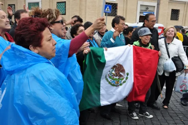 Pellegrini messicani in piazza San Pietro, cantano "Il Messico sa come farsi sentire", 30 aprile 2011 / Ernesto Gygax / ACI Group
