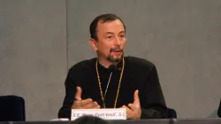 L'arcivescovo Cyril Vasil, segretario della Congregazione delle Chiese Orientali, durante una conferenza in Sala Stampa vaticana / CNA Archive 