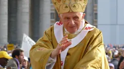 Città del Vaticano - 23 ottobre 2011 - Benedetto XVI precede la Messa di Canonizzazione di Padre Guanella, l'Arcivescovo conforti e suor Bonificia Rodriguez / Alan Holdren / Catholic News Agency 