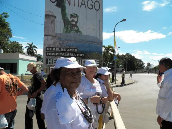Santiago de Cuba | Santiago de Cuba, Cuba - 26 marzo 2012 - Pellegrini cominciano a riempire Plaza de la Revolucion prima della Messa celebrata da Benedetto XVI | Alejandro Bermudez / Catholic News Agency