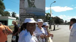 Santiago de Cuba, Cuba - 26 marzo 2012 - Pellegrini cominciano a riempire Plaza de la Revolucion prima della Messa celebrata da Benedetto XVI / Alejandro Bermudez / Catholic News Agency