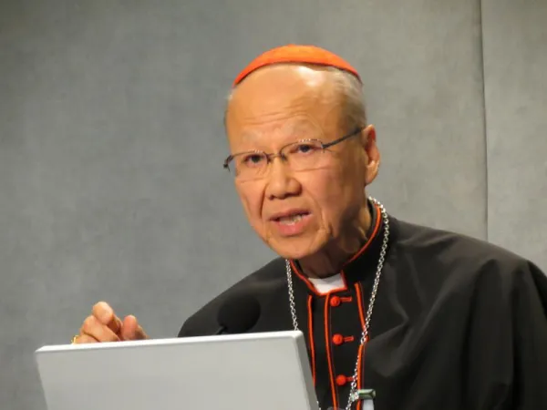 Il Cardinale John Tong Hon parla in Sala Stampa della Santa Sede durante il Sinodo 2012 sulla nuova evangelizzazione | Matthew Rarery / CNA