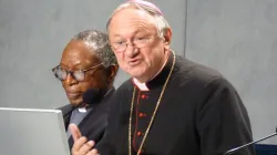 Arcivescovo Zygmunt Zimowski, Presidente del Pontificio Consiglio della Pastorale Sanitaria, Sala Stampa della Santa Sede, 13 novembre 2012 / Marta Jimenez / ACI Prensa