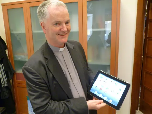 Mons. Paul Tighe | Mons. Tighe presenta il tablet con cui Benedetto XVI ha lanciato il primo tweet - Sala Stampa Vaticana, 12 dicembre 2012 | Catholic News Agency