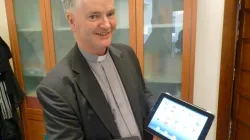 Mons. Tighe presenta il tablet con cui Benedetto XVI ha lanciato il primo tweet - Sala Stampa Vaticana, 12 dicembre 2012 / Catholic News Agency