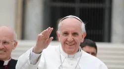 Papa Francesco saluta  / Catholic News Agency