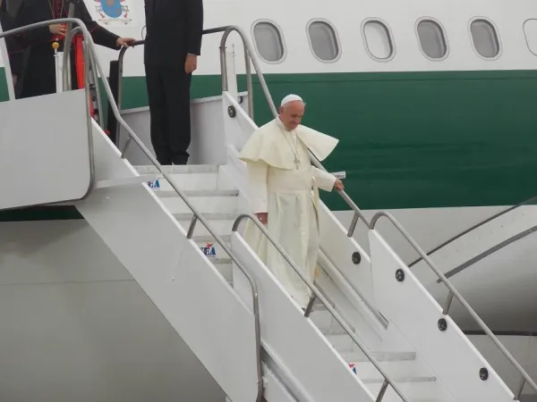 Papa Francesco scende da un volo papale | Walter Sanchez Silva / ACI Prensa