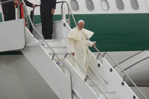 Papa Francesco scende da un volo papale / Walter Sanchez Silva / ACI Prensa