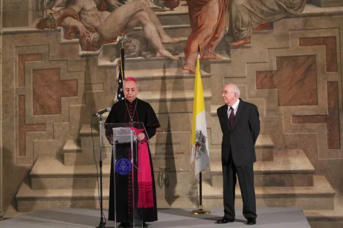 Cardinal Mamberti | Cardinal Mamberti e l'Ambasciatore USA Ken Hackett alle celebrazioni per il 30esimo di Relazioni diplomatiche USA-Santa Sede, 23 gennaio 2014 | Catholic News Agency