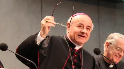 L'arcivescovo Vincenzo Paglia durante un incontro in Sala Stampa vaticana / Daniel Ibanez / ACI Group