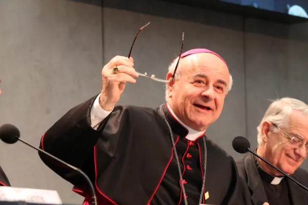 L'arcivescovo Vincenzo Paglia durante un incontro in Sala Stampa vaticana / Daniel Ibanez / ACI Group