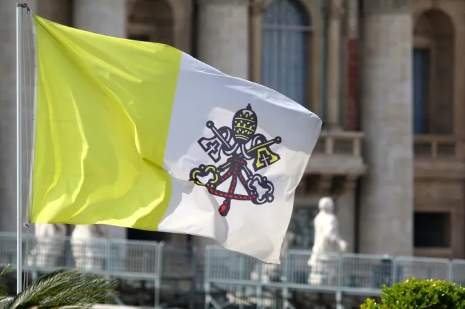Bandiera della Santa Sede | Bandiera della Santa Sede davanti la Basilica di San Pietro | Archivio CNA