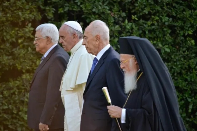 Il Papa, il presidente Peres, il Presidente Abu Mazen e il Patriarca Bartolomeo nella preghiera comune in Vaticano |  | CNA