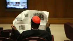 Cardinale legge un quotidiano in una pausa del Sinodo dei Vescovi 2014, Aula Nuova del Sinodo, 4 novembre 2014 / Daniel Ibáñez / Catholic News Agency