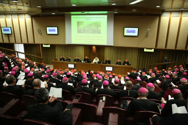 Sinodo 2014, Papa Francesco e i vescovi riuniti per le lodi, 10 ottobre 2014 / Daniel Ibáñez / ACI Group