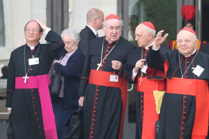 Sinodo dei vescovi 2014 | Sinodo dei vescovi, 2014. Alcuni partecipanti all'uscita dall'aula | Bohumil Petrik / Catholic News Agency