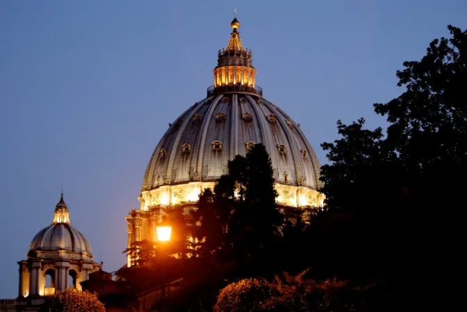 La cupola di San Pietro di notte vista dai giardini vaticani | Lauren Cater / ACI Group
