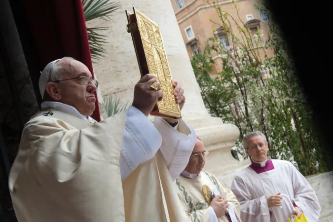Papa Francesco | Piazza San Pietro, 8 aprile 2015 - Messa di Pasqua | © L'Osservatore Romano Foto