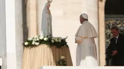 Il Papa in preghiera davanti alla statua della Madonna di Fatima  / Daniel Ibanez / ACI Group