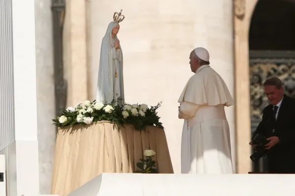 Il Papa in preghiera davanti alla statua della Madonna di Fatima  / Daniel Ibanez / ACI Group