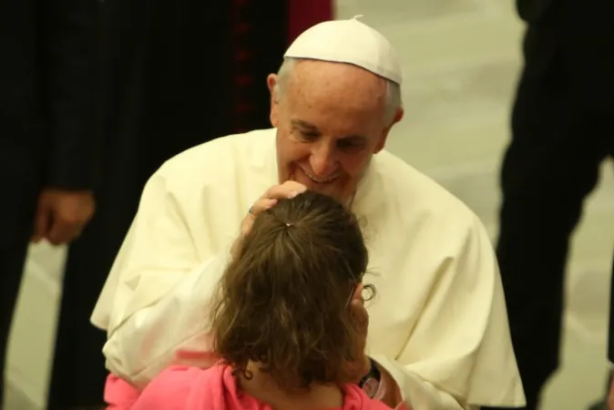 Il Papa con una bambina | Il Papa con una bambina | CNA