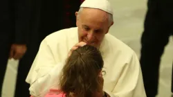 Il Papa con una bambina / CNA