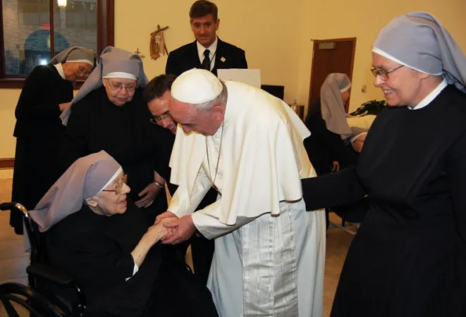 Il Papa con alcune suore |  | Archivio ACI Group