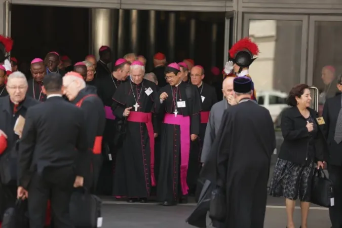 Sinodo 2015 | Sinodo 2015, uscita dei padri sinodali, 5 ottobre 2015 | Daniel Ibañez / ACI Group