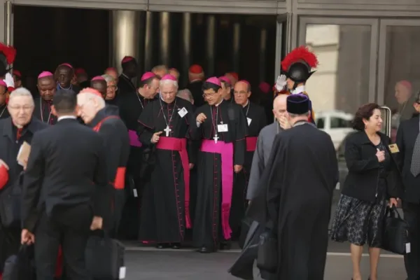 Sinodo 2015, uscita dei padri sinodali, 5 ottobre 2015 / Daniel Ibañez / ACI Group