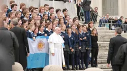 Papa Francesco con alcuni fedeli argentini al termine di una udienza generale  / Daniel Ibanez / ACI Group