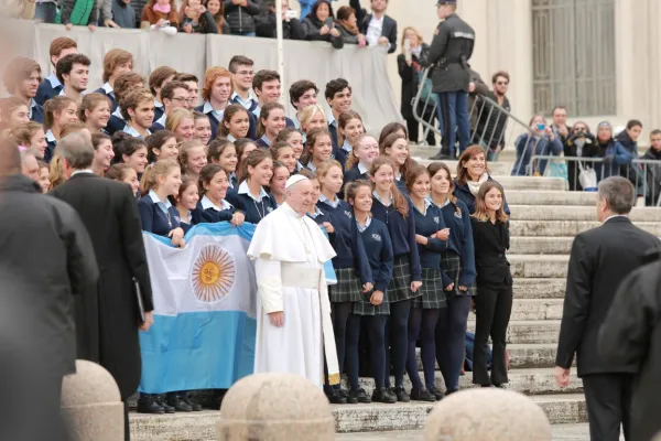 Papa Francesco con alcuni fedeli argentini al termine di una udienza generale  / Daniel Ibanez / ACI Group