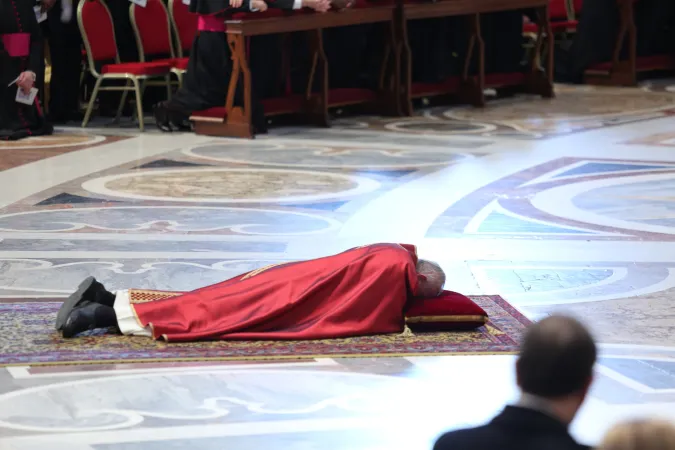 Papa Francesco durante la celebrazione della Passione del Venerdì Santo |  | Alexey Gotovskiy/CNA