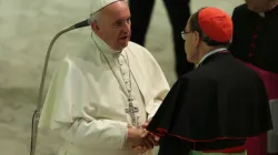 Papa Francesco saluta il Cardinale Philippe Barbarin durante l'udienza con i senzatetto di Fratello, Aula Paolo VI, 6 luglio 2016 / Daniel Ibanez / ACI Group