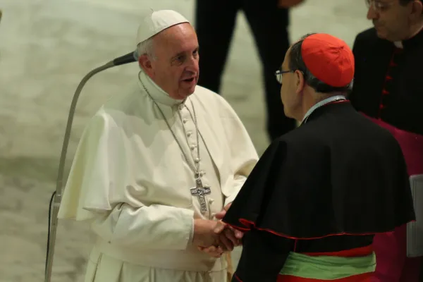Papa Francesco saluta il Cardinale Philippe Barbarin durante l'udienza con i senzatetto di Fratello, Aula Paolo VI, 6 luglio 2016 / Daniel Ibanez / ACI Group