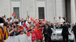 Papa Francesco saluta un gruppo di pellegrini cinesi durante una udienza generale del 2016 / Daniel Ibanez / ACI Group