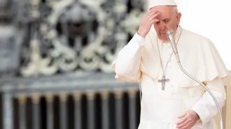 Il Papa: “Il segno della croce con l’acqua benedetta ricorda il nostro Battesimo”