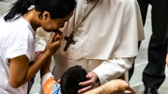 L'appello del Papa: "Preghiamo per i malati di Alzheimer, spesso vittime di violenza"