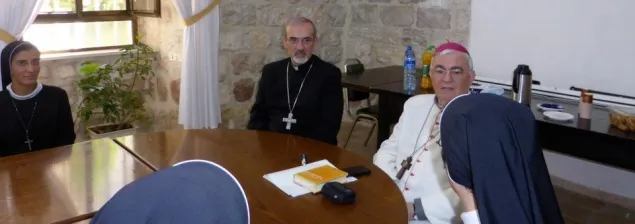 Pizzaballa e Marcuzzo | L'arcivescovo Pizzaballa e il vescovo Marcuzzo durante un incontro con le Suore del Rosario | Lpj.org