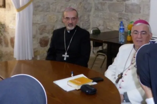 L'arcivescovo Pizzaballa e il vescovo Marcuzzo durante un incontro con le Suore del Rosario / Lpj.org
