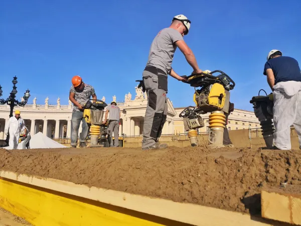 Compattatori in azione per il presepe di sabbia |  | Ufficio stampa Jesolo