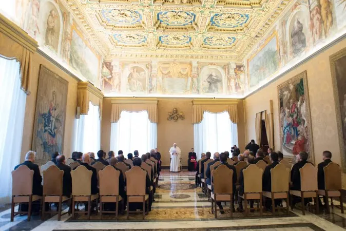 Papa Francesco sala del Concistoro | Papa Francesco in una udienza in Sala del Concistoro | L'Osservatore Romano / ACI Group