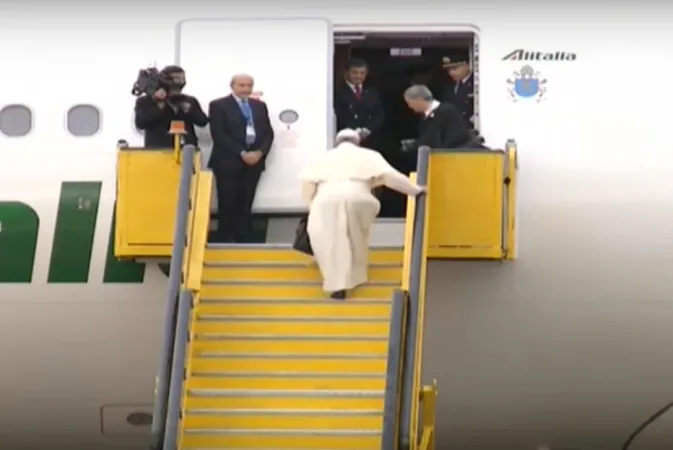Il Papa sale sull' aereo Alitalia |  | CTV