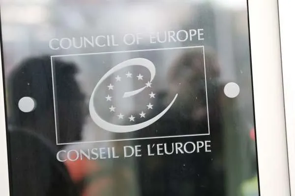 Targa all'ingresso del Consiglio d'Europa, Strasburgo | Alan Holdren / CNA
