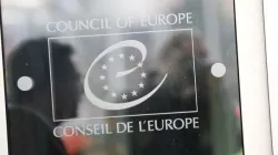 Targa all'ingresso del Consiglio d'Europa, Strasburgo / Alan Holdren / CNA