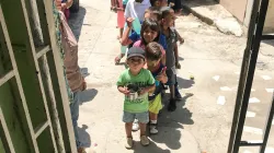 Bambini in Venezuela in fila per le "pentole solidali", iniziativa sostenuta da Aiuto alla Chiesa che Soffre / ACS Italia
