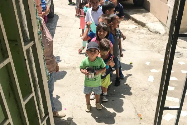 Bambini in Venezuela in fila per le "pentole solidali", iniziativa sostenuta da Aiuto alla Chiesa che Soffre / ACS Italia