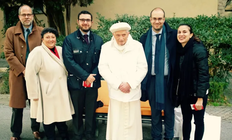 La redazione di Aci Stampa con il Papa Emerito Benedetto XVI |  | GG