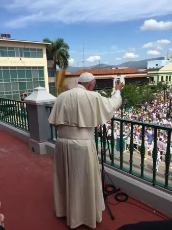 Il Papa saluta i cubani dal balcone della Cattedrale di Santiago  |  | TW- OR